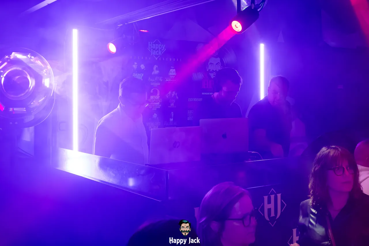 Lumières violettes sur le club