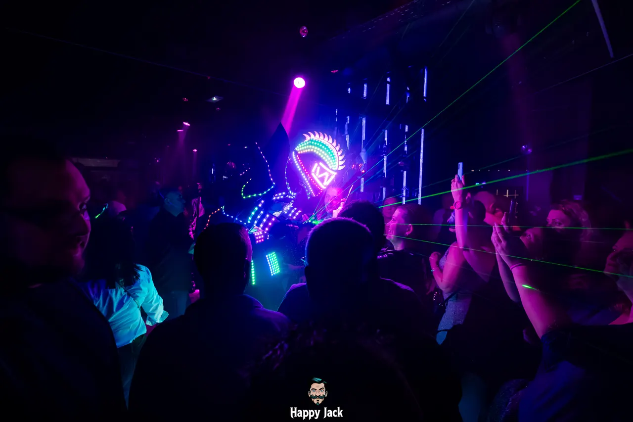 Lasers au-dessus de la piste