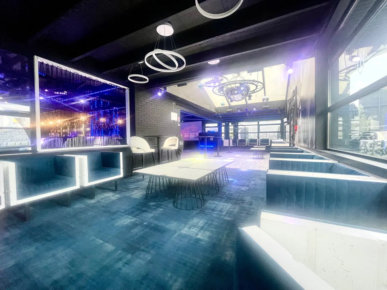 Le lounge et ses banquettes lumineuses