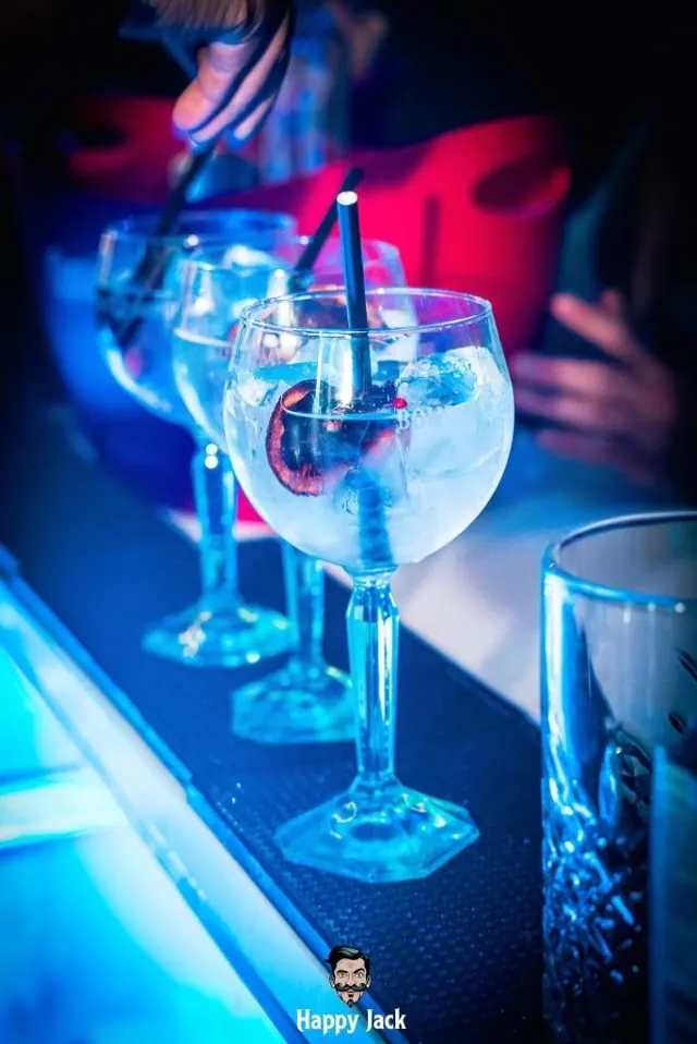 Verres servis au bar